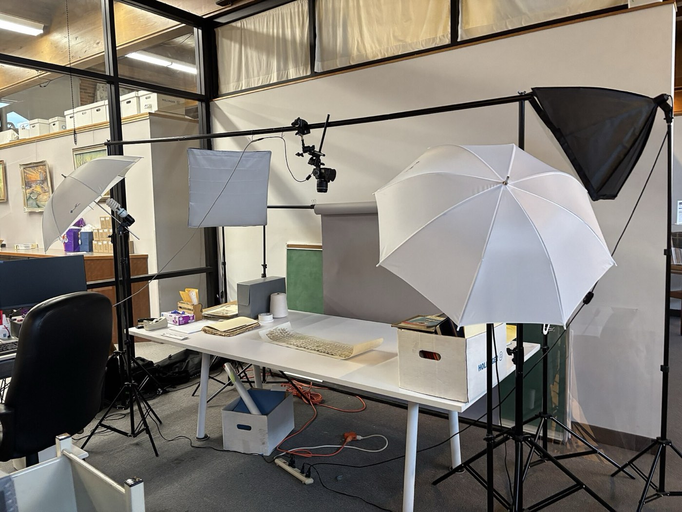 Werktafel met paraplu’s en softboxen voor productfoto’s