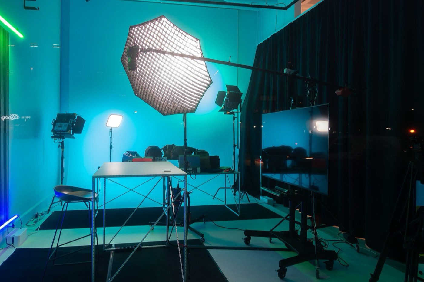 Donkere studio met blauw licht, een grote octabox en een monitor